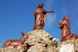 Statue représentant Notre Dame du Laus conversant avec la voyante Benoîte Rencurel